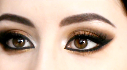 Want to get this Arabic eye makeup? Check out Beautylish Beauty Doda K.’s brown smoky eye tutorial!