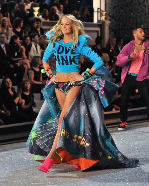 jcine:Mi preferida…..Lindsay Ellingson at the at the 2011 Victoria’s Secret Fashion Show. (November 