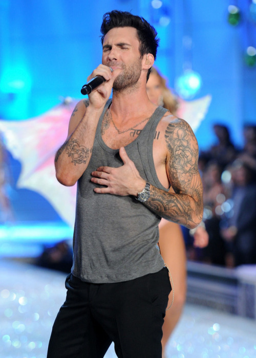  Adam Levine | Victoria’s Secret Show, 11.09 