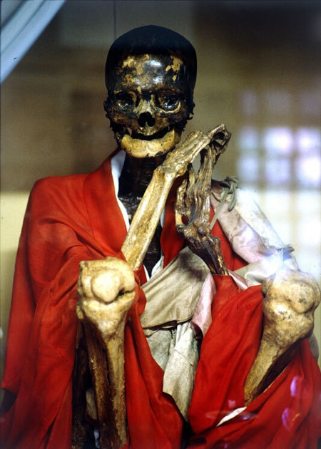 himmelarm:  Sokushinbutsu - Buddhist ritualistic self-mummification For 1,000 days (a little less than three years) the priests would eat a special diet consisting only of nuts and seeds, while taking part in a regimen of rigorous physical activity that
