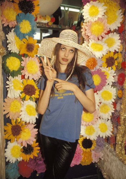lavvandede:  Angelina Jolie, 19 years old,  photographed by Michel Bourquard 