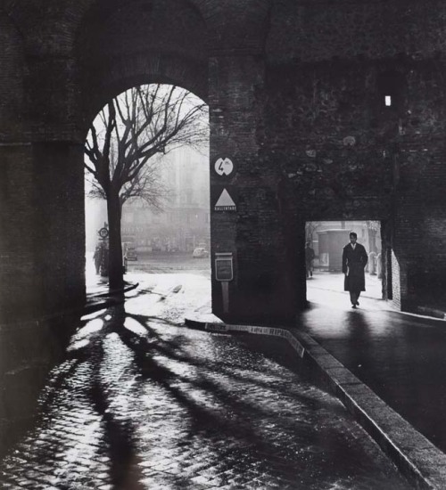 luzfosca:  Mario DiGirolamo Entering the Eternal City, Rome, 1958 Thanks to wonderfulambiguity, doegewooniets and crashinglybeautiful 