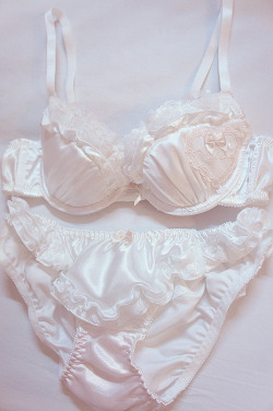 petitepasserine: babypinkxx:  ^^*  oh my gosh the details on that bra, this is amazing 