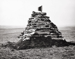 The First Monument on Custer&rsquo;s Hill photo by L.A. Huffman, 1877