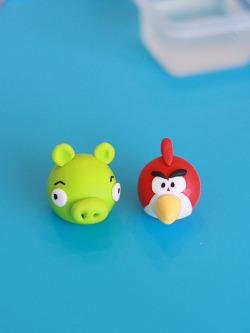 aacupcakes:  As I love fondant, here’s a fondant tutorial. gastrogirl:  tutorial for fondant angry bird cupcake toppers.    :*