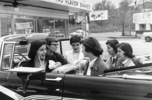 1950’s Teen girls hanging out