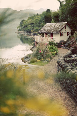 bluepueblo:  Cottage on the Loch, Scotland photo via stlye 