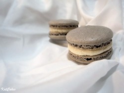 katcakes:  What do you do when you have a packet of Oreos lying around? You twist it, separate the cream and the biscuit, process the biscuits and add them into a macaron mixture to create your own Cookies and Cream Macarons. A cookie within a cookie. 