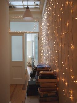 myidealhome:  brighten up the entryway with fairylights (via junkaholique: inside my mum’s flat) 