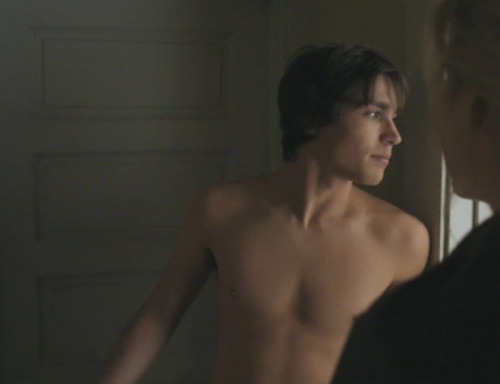 lunaradvent:  Just a bunch of pictures of the lovely Logan Huffman from the sadly shortlived ABC series, V.  