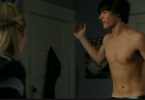 lunaradvent:  Just a bunch of pictures of the lovely Logan Huffman from the sadly shortlived ABC series, V.  