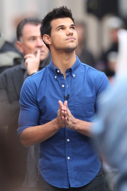 thecavitysearch:  cuteassboys:  X  he’s praying to find me.