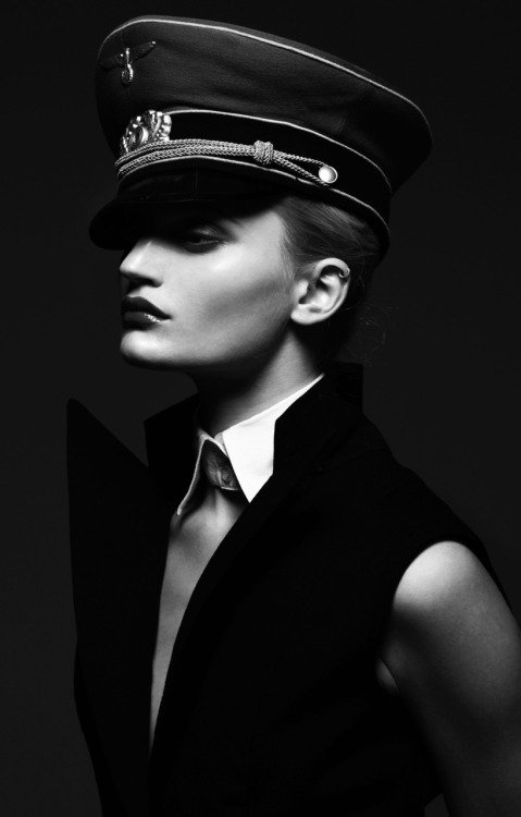 distainforyou: helenaaaaaa: Helga Gelfrikh by Tauras Demidov Such a fabulous photo. Complete control