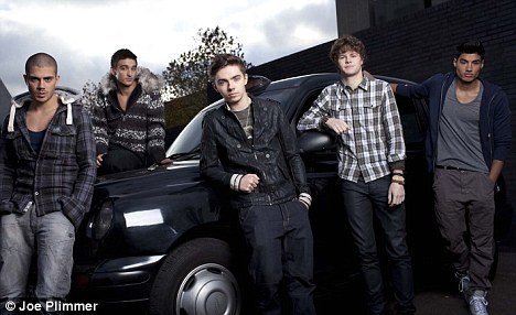 heyyouyeahyouilikeyou:  nathans doing a siva……………  @JoJoTFB look what Parker is wearing LOL