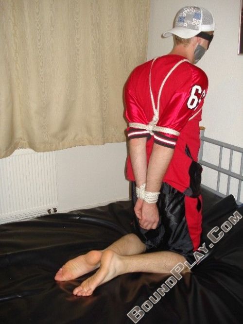 gaysocklover:wouldn’t you love to tickle those feet :)  