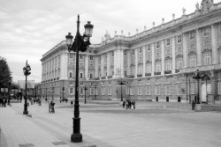 joseanta:  Palacio real de Madrid Arquitectos: Filippo Juvara, Juan Bautista Sachetti y Francesco Sabatini. Construido de 1738 a 1892, pleno período barroco. 
