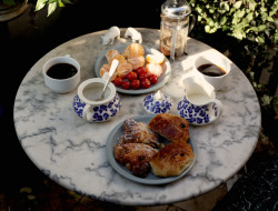 lepetitchatblanc:   breakfast, paris, 11.13.11   