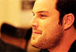 cub-buns:  Who’s this fuckn BABE of a man!!!!!!!!! Max Adler—-actor in Glee! 