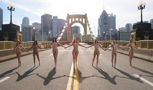 nudeforjoy:Nude women are taking over the city.  Let’s celebrate!