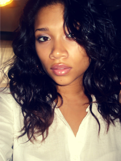 shesbombb:  http://daaa-naaee.tumblr.com/ 