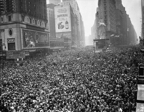 fuckyeahvintage-retro:  Massive crowd celebrating end of World War II. NYC, 1945.