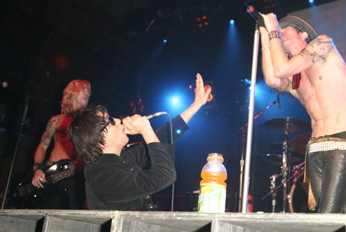 fuckyeahjuliancasablancas:  Scott Weiland of Velvet Revolver and Julian Casablancas of the Strokes at Miller Brewing Company’s 50th anniversary of Rock Celebration at Roseland Ballroom on September 18,2004 playing Cheap Trick’s “Surrender”. 