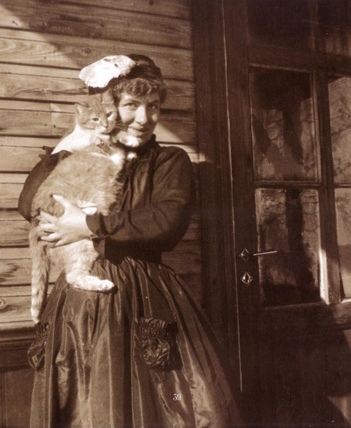 Edith Södergran and her turn of the century nickers kitty.