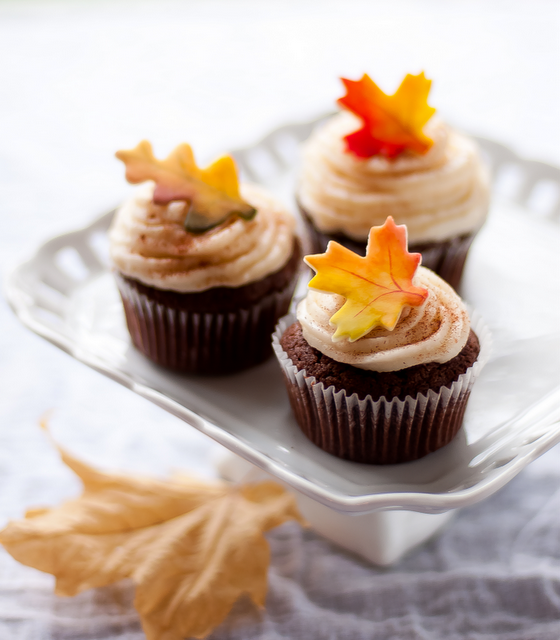 aacupcakes:  Chocolate cupcakes with autumn leaves - click here for recipe and more