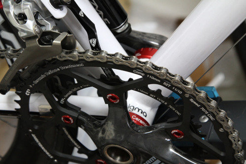 fiofiofiofio:  Enigma Elite on Weight Weenies. 6.6kg. This is exactly how I’d do it.
