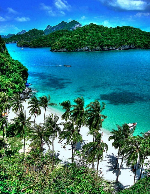 invisible-strings:  hotreds:  Would love to be here….  Would love to be there either… with you, if you like it… 