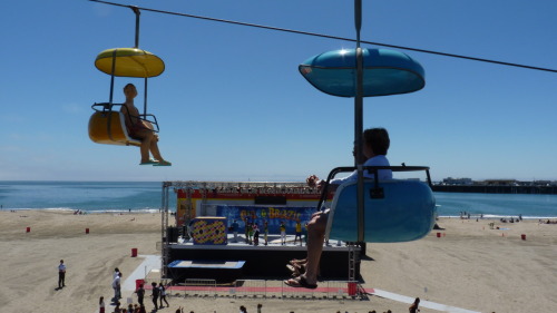 Amor en el parque de atracciones
Como dictaban las películas americanas de los 90, todas hemos soñado alguna vez con enamorarnos de un chico muy rubio, con ojos muy azules y dientes muy brillantes en un parque de atracciones a la orilla de la...