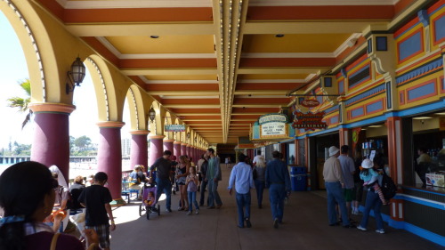 Amor en el parque de atracciones
Como dictaban las películas americanas de los 90, todas hemos soñado alguna vez con enamorarnos de un chico muy rubio, con ojos muy azules y dientes muy brillantes en un parque de atracciones a la orilla de la...