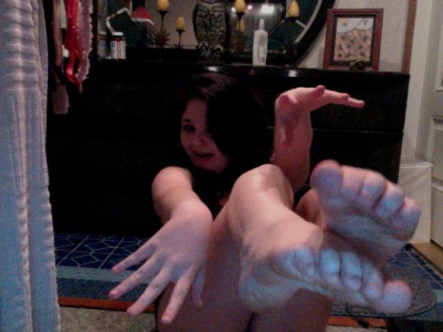 hesfree:Here are those feet pictures I promised anon.