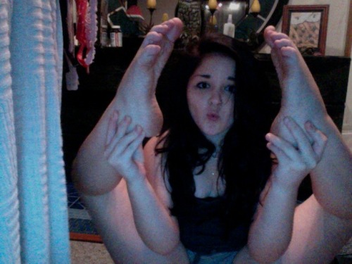 hesfree:Here are those feet pictures I promised anon.