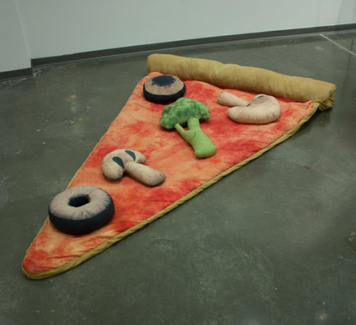 alifewithlouieaintsobad:  ladypandacat:  Slice of Pizza Sleeping Bag w/ Veggie Pillows  I WANT THIS!