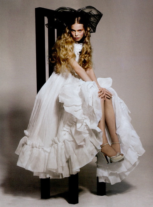 thetruthdoesnotglitterandshine:Sweet Dreams | Numéro #70 February 2006Tanya Dziahileva by Sofia Sanc