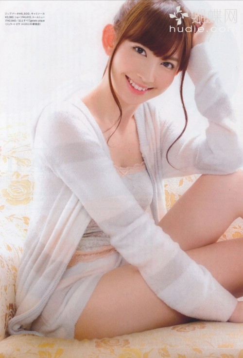 rulebook:PONでAKB篠田麻里子のパンツか何かがハミ出てる - お宝エログ幕府