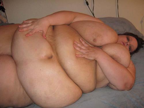 bbwbellylover:  Can’t get enough of her…  I am such a sucker for a nice double belly like this… Roll