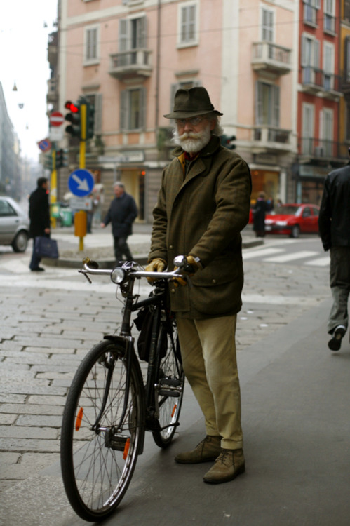 bikeon: Is’t he that guy from the sunglasses or the sunscreen brand?? He’s cute in real life!  