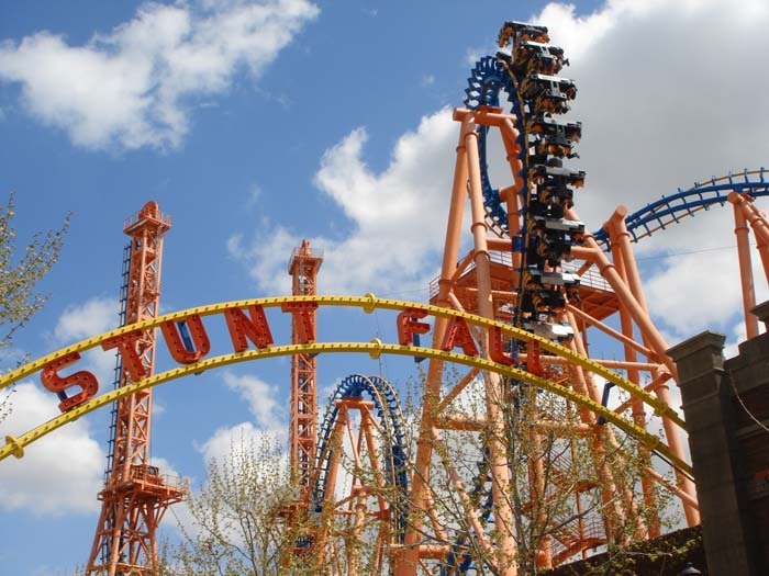 Coaster World — Stunt Fall, Parque Warner Madrid (Warner Bros