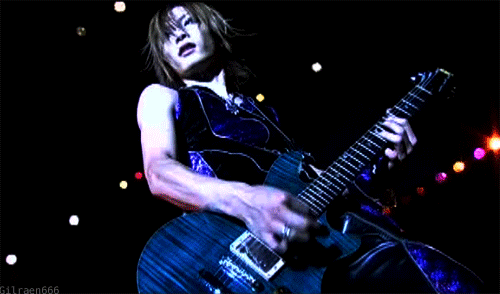 noelan:  This arm. Because Uruha in this GIF reminds me so much a porn actor?