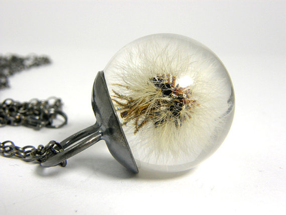 wickedclothes:  A dandelion pendant! 