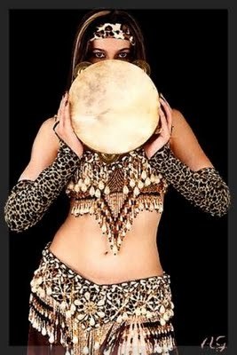 museudancadoventre:   Curiosidades: O nome correto dessa dança é Raks Sharki, que quer dizer dança oriental ou dança do oriente. Para a América, o nome danças oriental pode significar dança japonesa, chinesa, tailandesa, etc. Por isso, nos EUA