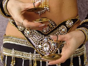 museudancadoventre:   Curiosidades: O nome correto dessa dança é Raks Sharki, que quer dizer dança oriental ou dança do oriente. Para a América, o nome danças oriental pode significar dança japonesa, chinesa, tailandesa, etc. Por isso, nos EUA