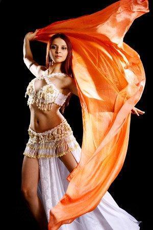 museudancadoventre:   Curiosidades: O nome correto dessa dança é Raks Sharki, que quer dizer dança oriental ou dança do oriente. Para a América, o nome danças oriental pode significar dança japonesa, chinesa, tailandesa, etc. Por isso, nos EUA