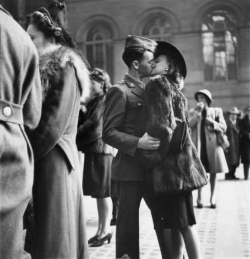 lostsplendor:Goodbye Kisses, Pennsylvania Station c. 1944.  Photographs by Alfred Eisenstaedt,  (via