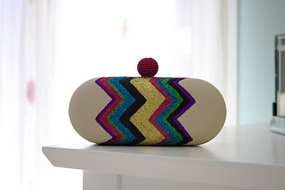 Missoni Inspired Glitter Clutch | Desde Tenerife Con Amor
I know, another glitter project, but I just discovered this fab blog and this is my favourite out of all her projects. The text is in Spanish but you can translate to English, and of course if...