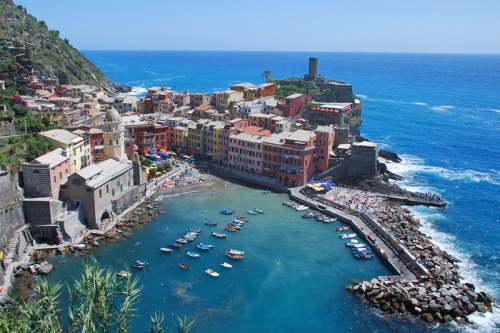 explore-the-earth:Vernazza, Italyis a town located in the province of Liguria, northwestern Italy. I