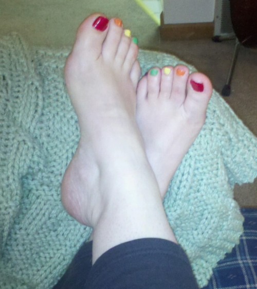 famousmandybird: Rainbow toes!