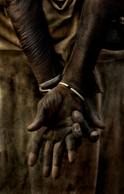 reblololo:  WEATHERED HANDS: The Kara women